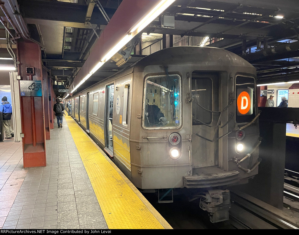 D train of R68 Cars at 34th St-Herald Square Station 